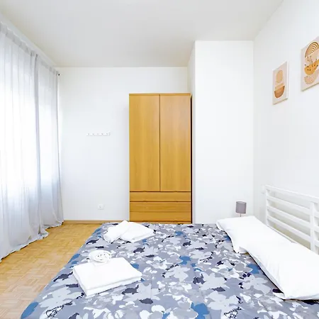 아파트 Golden House