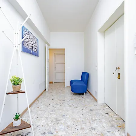 Golden House Apartment *